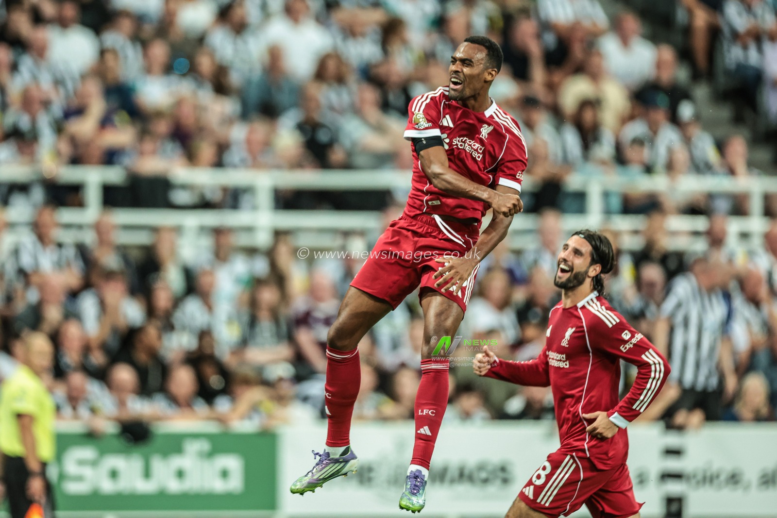 Ryan Gravenberch of Liverpool celebrates his goal to make it 0-1 during the Premier League match Newcastle United vs Liverpool at St. James's Park, Newcastle, United Kingdom, 25th August 2025

(Photo by Mark Cosgrove/News Images)