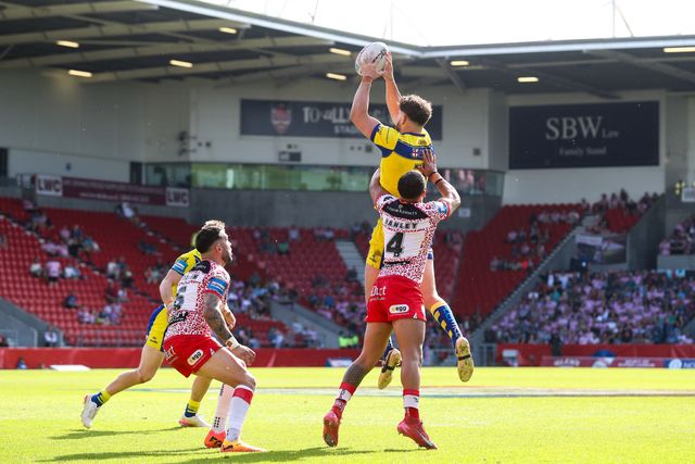 Toby King of Warrington Wolves catches the high ball during the Betfred Challenge Cup Semi-final match Warrington Wolves vs Leigh Leopards at Totally Wicked Stadium, St Helens, United Kingdom, 11th May 2025

(Photo by Gareth Evans/News Images)