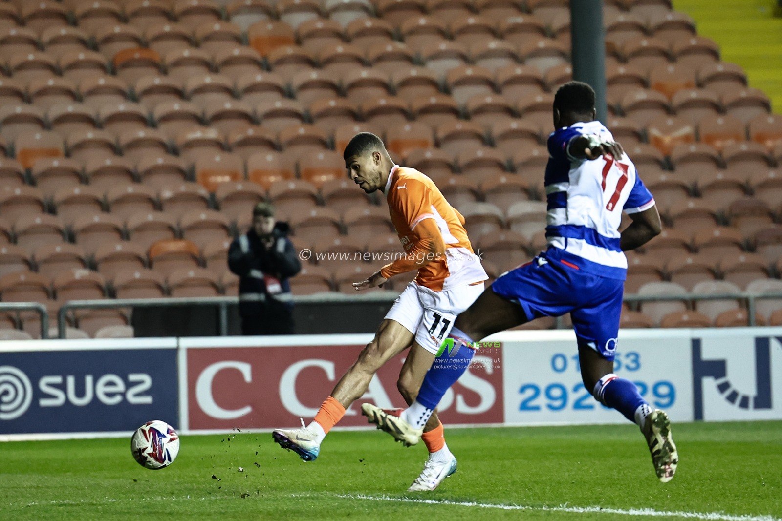 Ashley Fletcher of Blackpool shoots on goal during the Sky Bet League 1 match Blackpool vs Reading at Bloomfield Road, Blackpool, United Kingdom, 1st April 2025

(Photo by Mark Cosgrove/News Images)