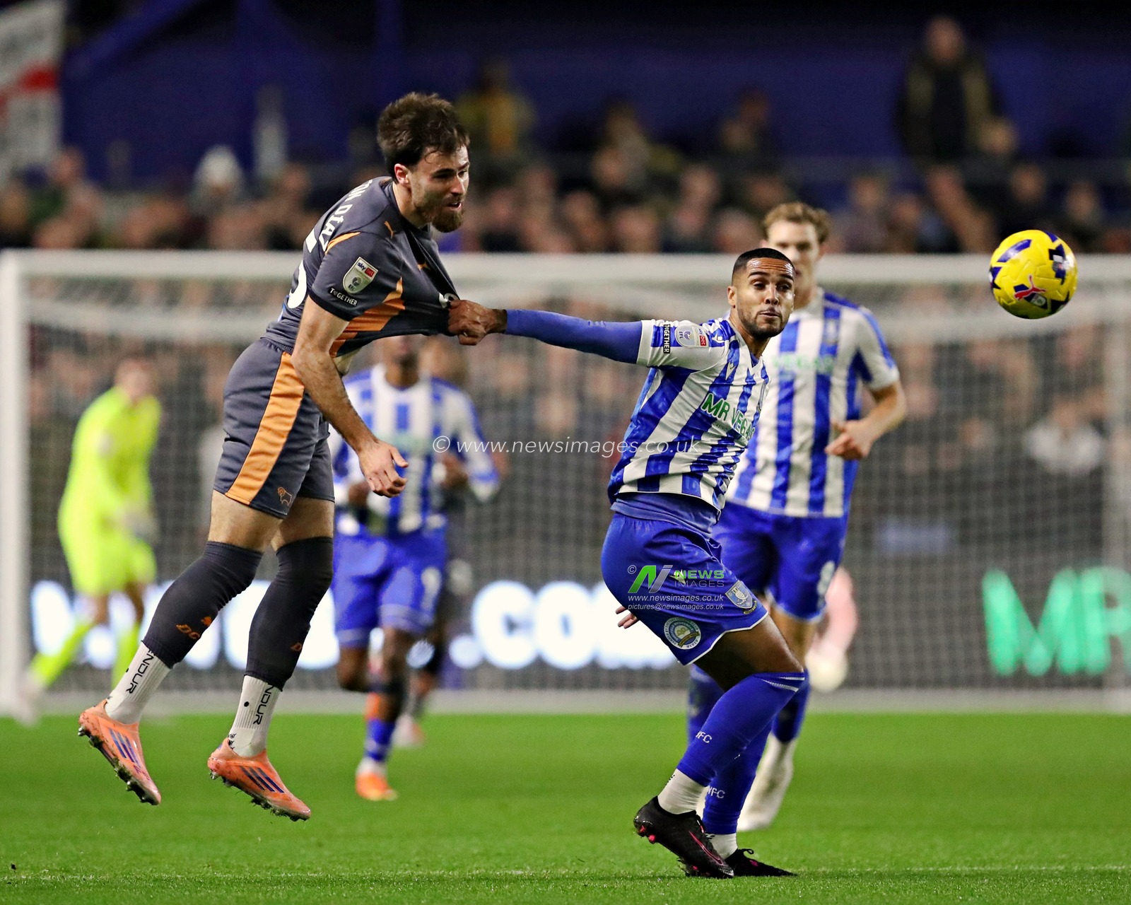 Max Lowe of Sheffield Wednesday pressures Ben Brereton-Diaz of Derby County during the Sky Bet Championship match Sheffield Wednesday vs Derby County at Hillsborough, Sheffield, United Kingdom, 15th December 2025(Photo by Sam Eaden/News Images)*** GER AUT SUI OUT ***