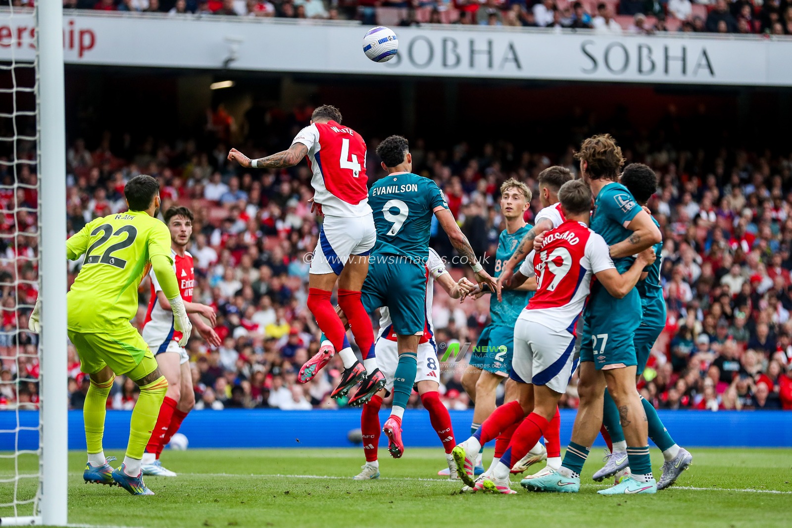 Ben White of Arsenal heads the ball during the Premier League match Arsenal vs Bournemouth at Emirates Stadium, London, United Kingdom, 3rd May 2025

(Photo by Izzy Poles/News Images)