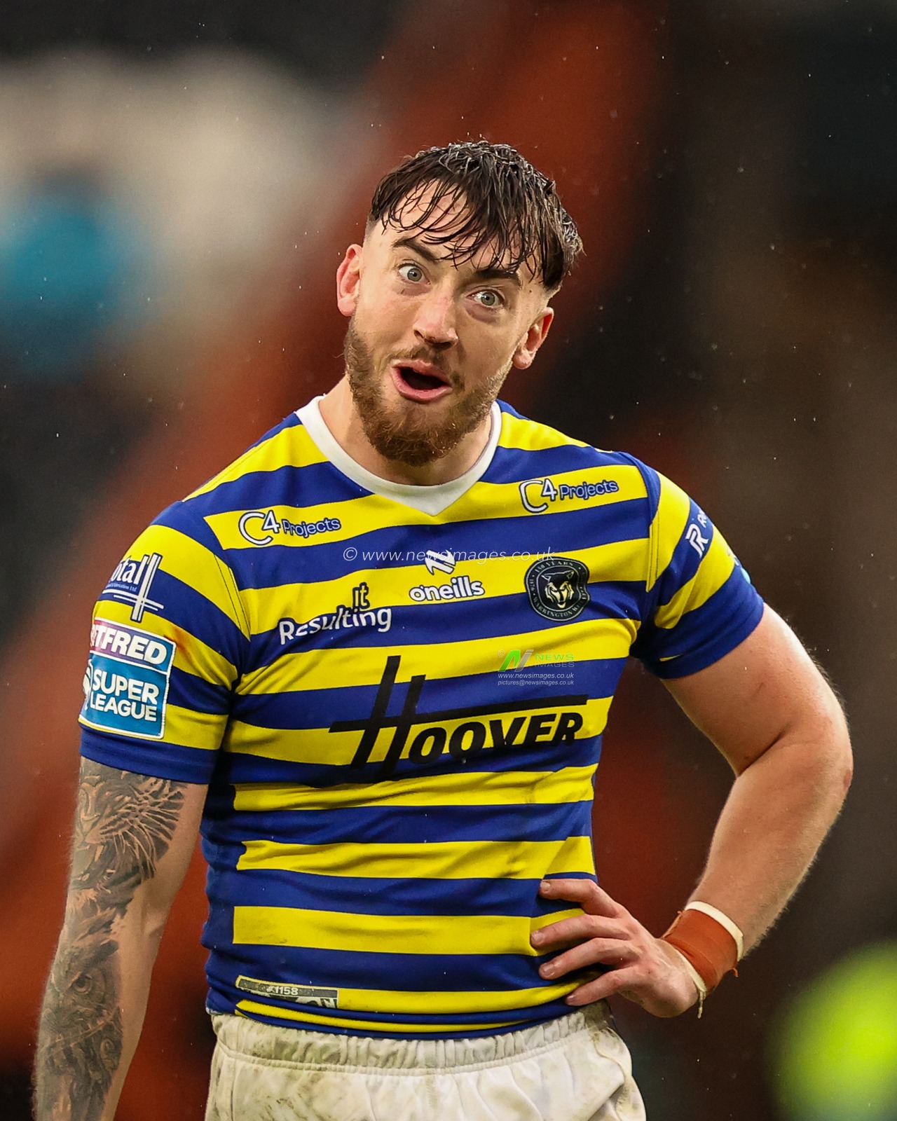 Matty Ashton of Warrington Wolves applauds the fans at the final whistle during the Betfred Super League round 25 match Hull FC vs Warrington Wolves at MKM Stadium, Hull, United Kingdom on 29 August 2026

(Photo by Alfie Cosgrove/News Images)
