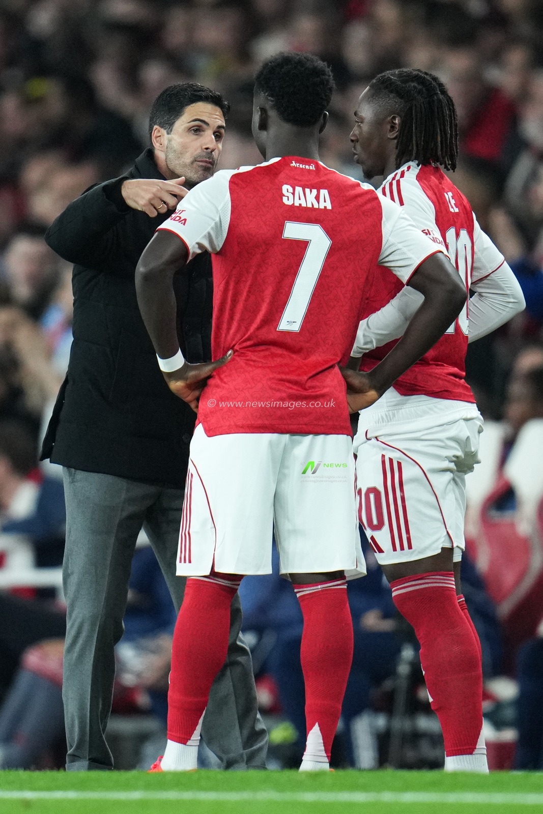 Mikel Arteta manager of Arsenal, ,Bukayo Saka and Eze of arsenal speaking during the UEFA Champions League match Arsenal vs Olympiakos FC at Emirates Stadium, London, United Kingdom, 1st October 2025

(Photo by Harvey Murphy/News Images)