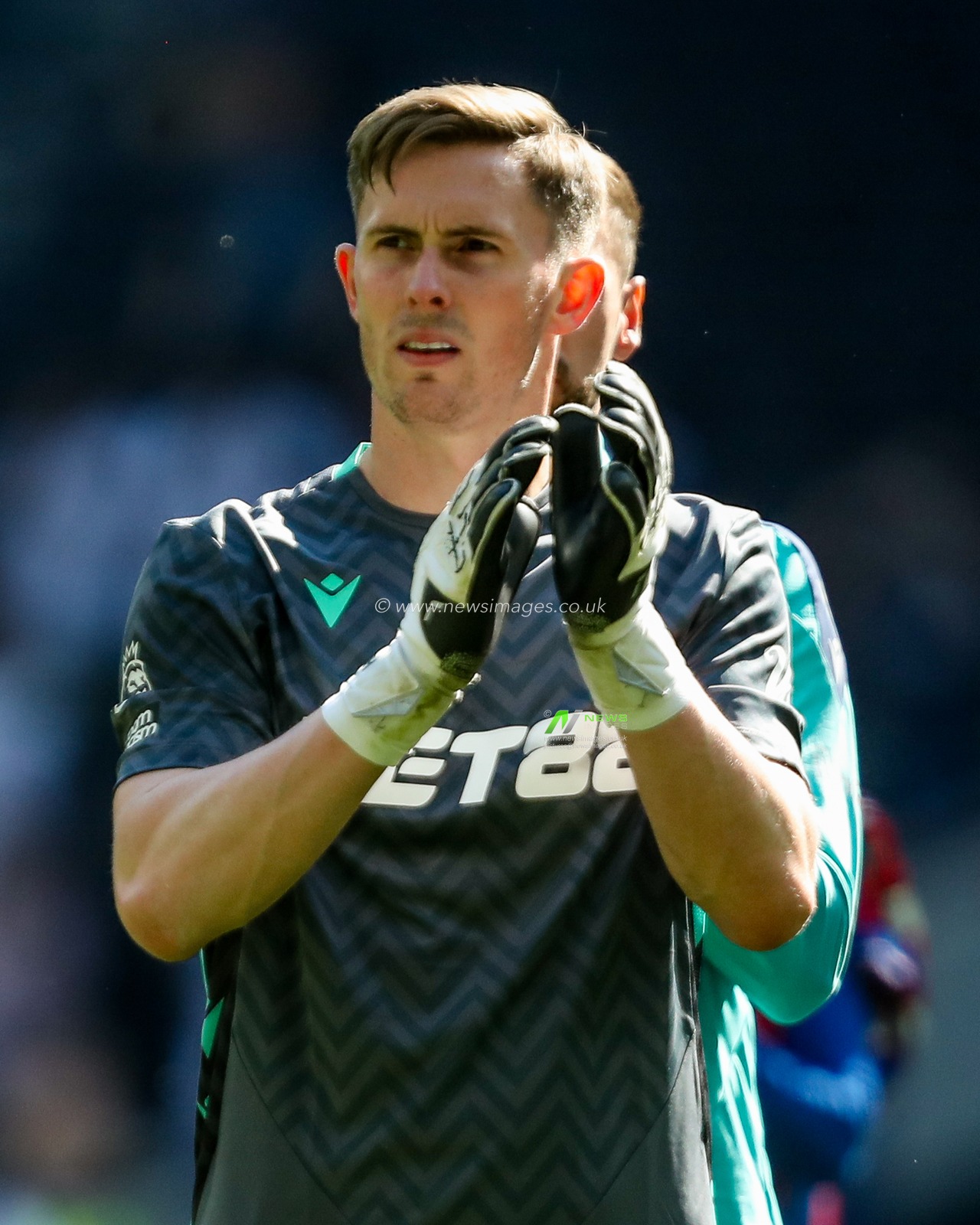 Dean Henderson of Crystal Palace acknowledges the fans after the teams victory following the Premier League match Tottenham Hotspur vs Crystal Palace at Tottenham Hotspur Stadium, London, United Kingdom, 11th May 2025

(Photo by Izzy Poles/News Images)