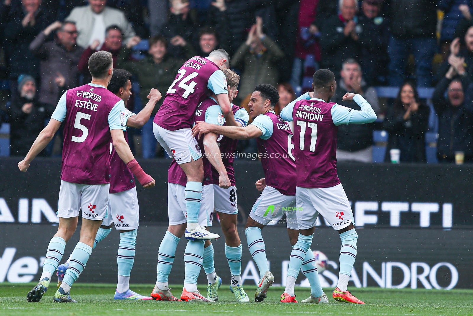 Zian Flemming of Burnley scores goal and celebrates making it 1-0 during the Sky Bet Championship match Burnley vs Bristol City at Turf Moor, Burnley, United Kingdom, 29th March 2025

(Photo by Jorge Horsted/News Images)