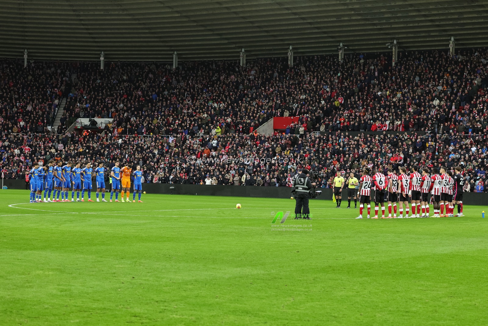 Players officials and fans hold a minutes silence for Former director Patrick Treue who passes on Christmas Day 2025 during the Premier League match Sunderland vs Leeds United at Stadium Of Light, Sunderland, United Kingdom, 28th December 2025

(Photo by Alfie Cosgrove/News Images)

*** GER AUT SUI OUT ***