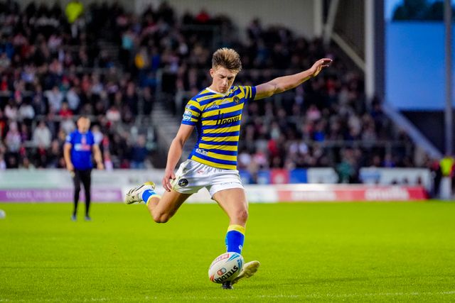 Ewan Irwin of Warrington Wolves converts during the Betfred Super League round 14 match St Helens vs Warrington Wolves at The BrewDog Stadium, St Helens, United Kingdom on 11 June 2026

(Photo by Maynard Manyowa/News Images)