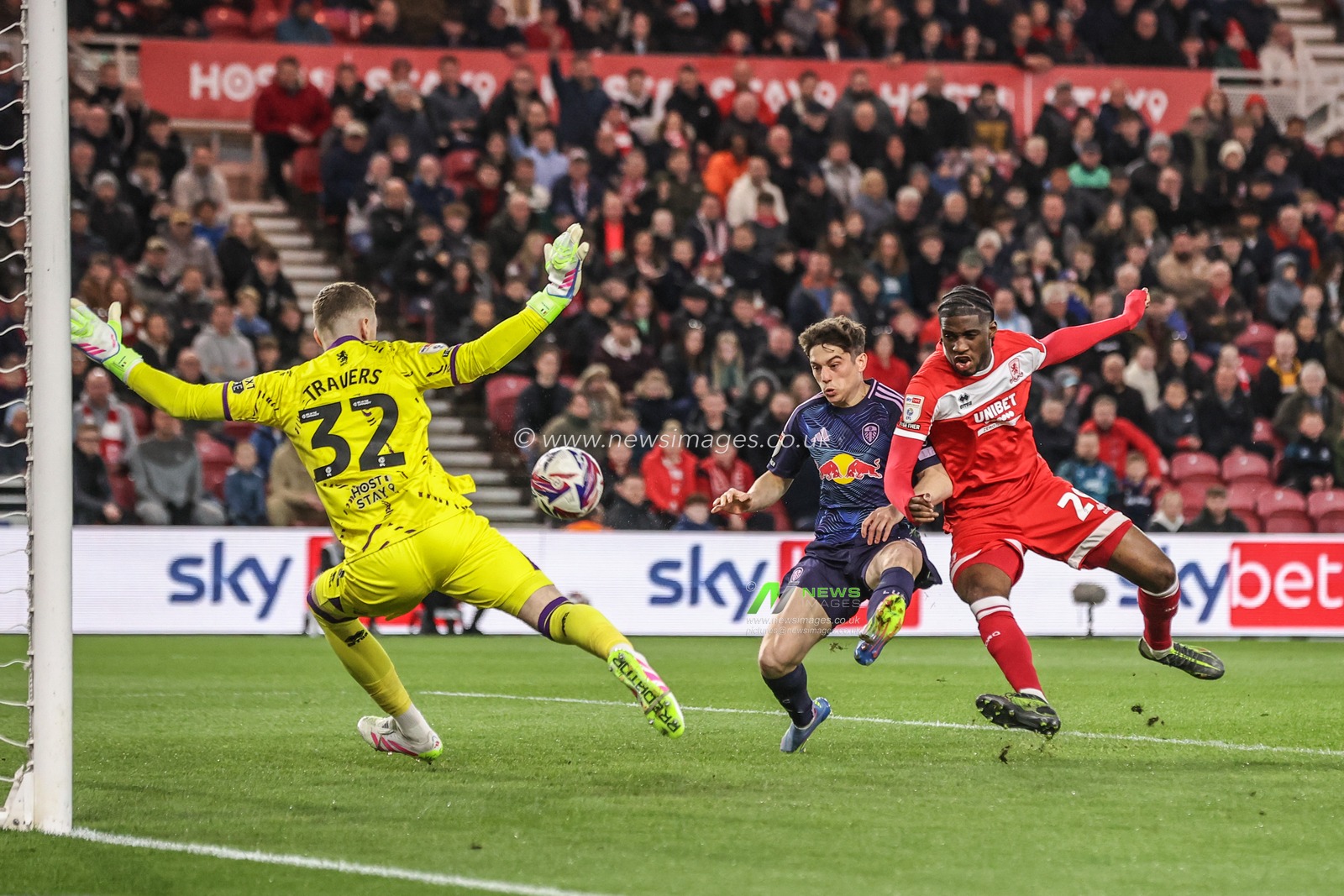Daniel James of Leeds United scores to make it 0-1 during the Sky Bet Championship match Middlesbrough vs Leeds United at Riverside Stadium, Middlesbrough, United Kingdom, 8th April 2025

(Photo by Alfie Cosgrove/News Images)