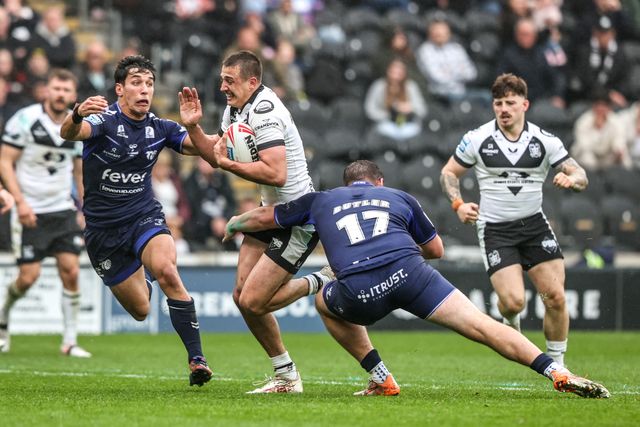 Jake Arthur of Hull FC is tackled by Roméo Tropis of Toulouse Olympique during the Betfred Super League round 10 match Hull FC vs Toulouse Olympique at MKM Stadium, Hull, United Kingdom on 03 May 2026

(Photo by Alfie Cosgrove/News Images)