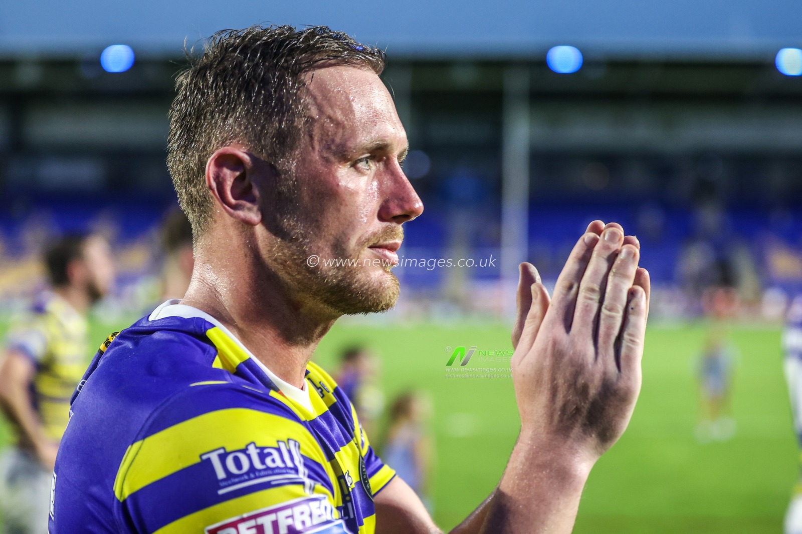 Ben Currie of Warrington Wolves applauds the fans after the game during the Betfred Super League round 16 match Warrington Wolves vs Catalans Dragons at The Halliwell Jones Stadium, Warrington, United Kingdom on 25 June 2026

(Photo by Alfie Cosgrove/News Images)