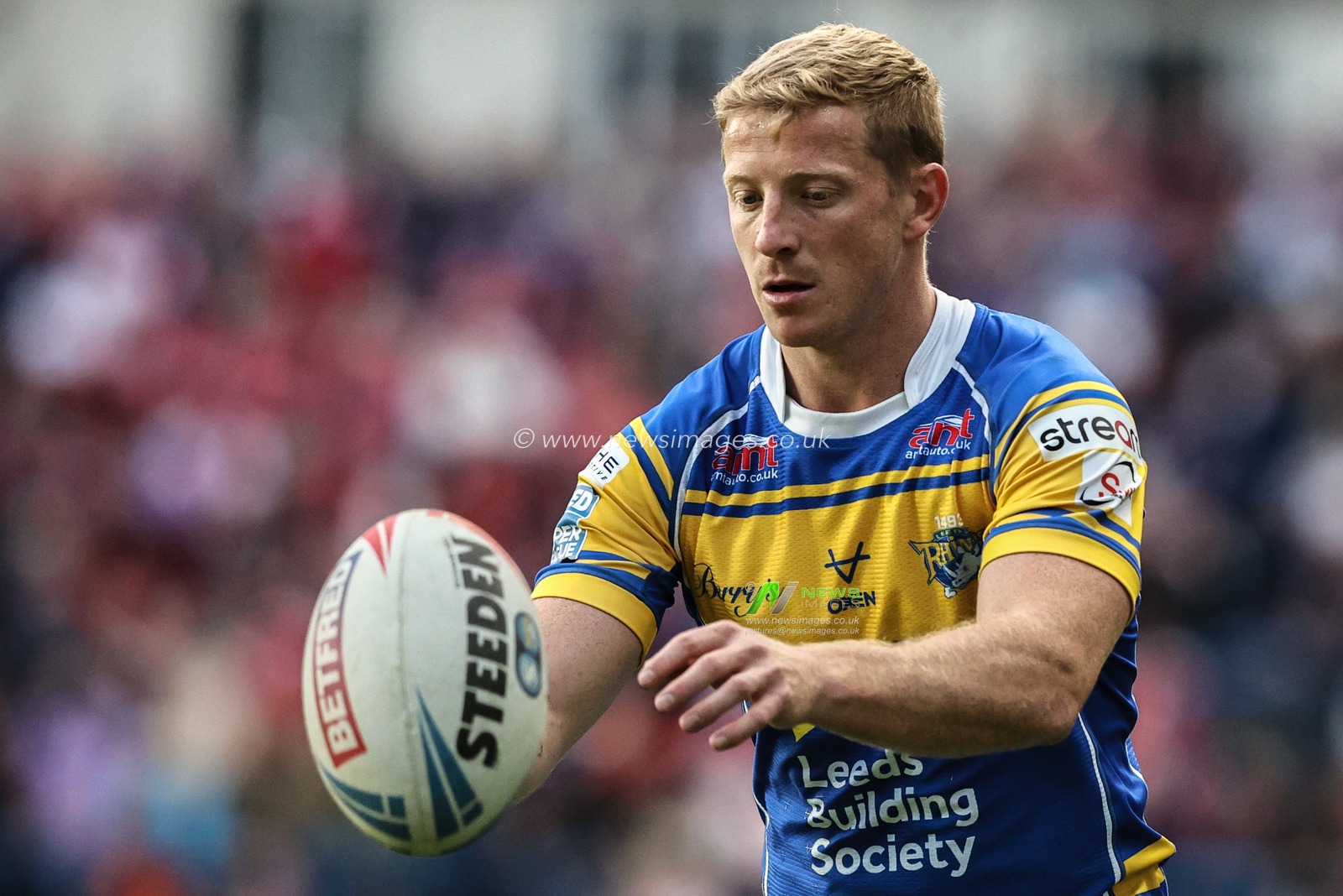 Lachlan Miller of Leeds Rhinos in the pre-game warm up during the Betfred Super League round 23 match Leeds Rhinos vs Hull KR at Headingley Stadium, Leeds, United Kingdom, 21st August 2025

(Photo by Alfie Cosgrove/News Images)