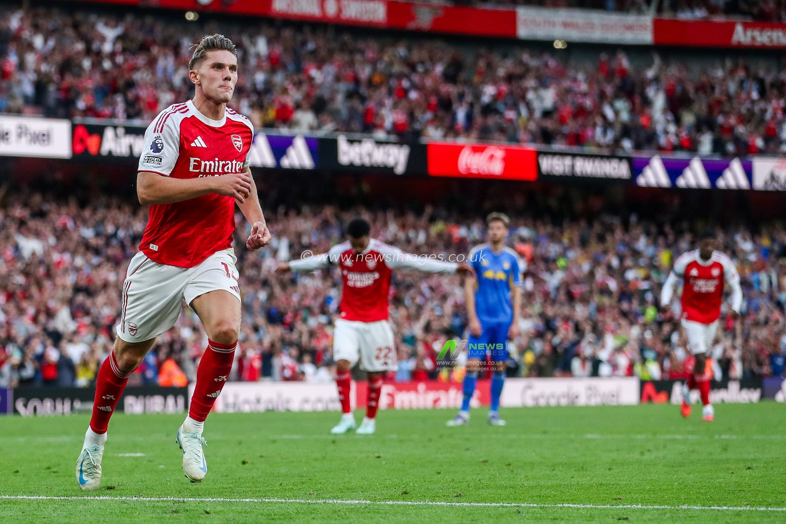 Viktor Gyokeres of Arsenal celebrates his penalty to make it 5-0 during the Premier League match Arsenal vs Leeds United at Emirates Stadium, London, United Kingdom, 23rd August 2025

(Photo by Izzy Poles/News Images)