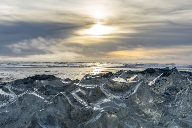 fSmall Iceberg's washed up on Diamond Beach that float down the river from JÃ¶kulsÃ¡rlÃ³n Glacial Lake , JÃ¶kulsÃ¡rlÃ³n, Iceland, 25th March 2025

(Photo by Alfie Cosgrove/News Images)
