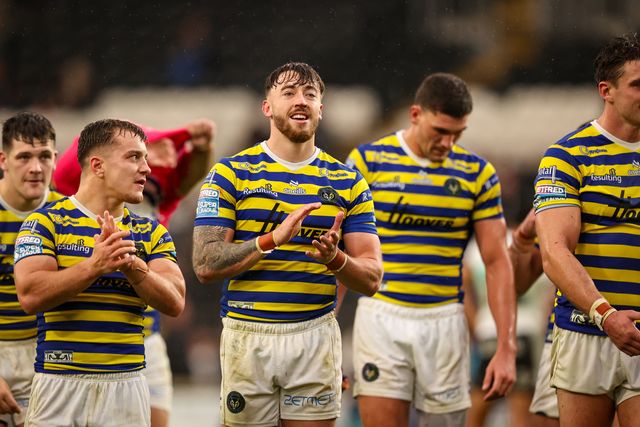 Warrington players applaud the fans a the final whistle during the Betfred Super League round 25 match Hull FC vs Warrington Wolves at MKM Stadium, Hull, United Kingdom on 29 August 2026

(Photo by Alfie Cosgrove/News Images)