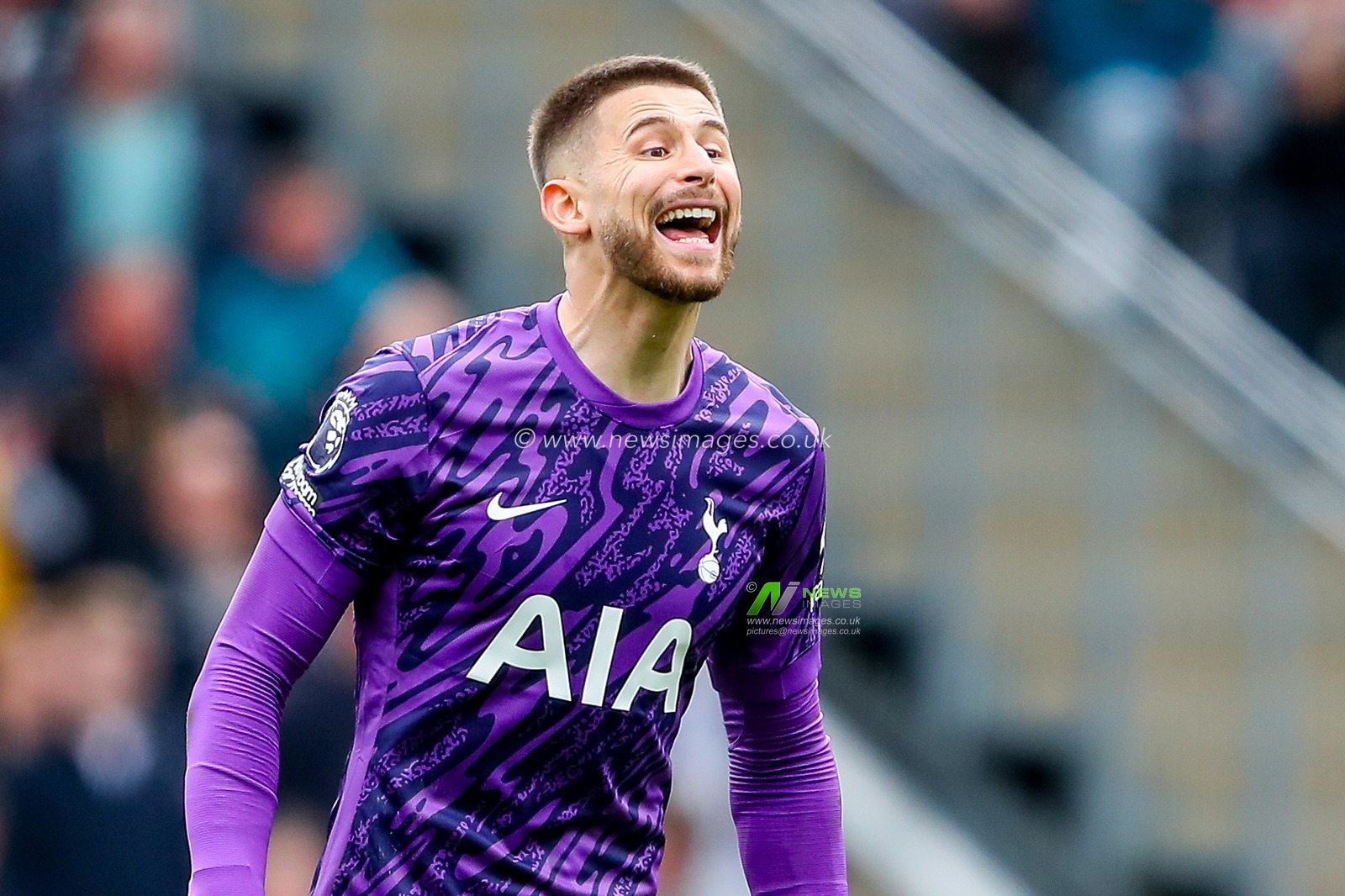 Guglielmo Vicario of Tottenham Hotspur gives the team instructions during the Premier League match Wolverhampton Wanderers vs Tottenham Hotspur at Molineux, Wolverhampton, United Kingdom, 13th April 2025

(Photo by Gareth Evans/News Images)