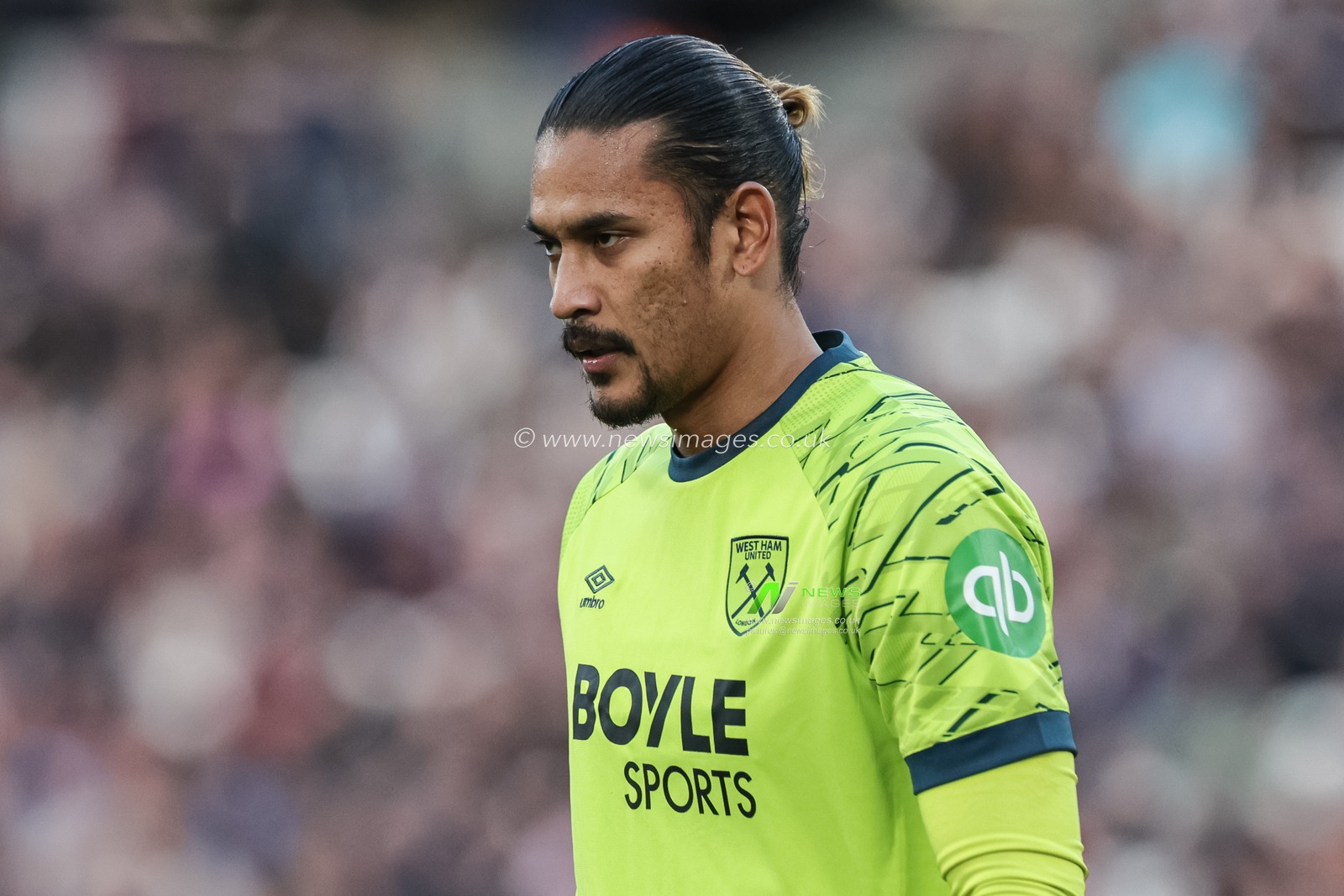 West Ham United goalkeeper Alphonse Areola during the Premier League match West Ham United vs Newcastle United at London Stadium, London, United Kingdom, 2nd November 2025

(Photo by Mark Cosgrove/News Images)

*** GER AUT SUI OUT ***