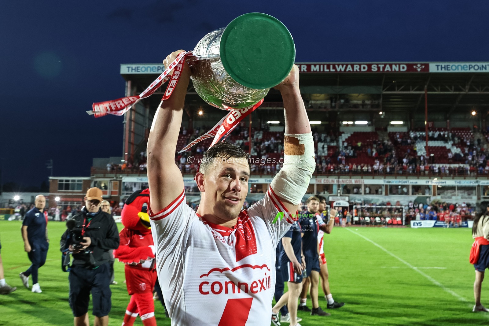 Jai Whitbread of Hull KR lifts the Challenge Cup in front of packed out Sewell Group Craven Park during the Betfred Super League Round 14 Hull KR vs Catalans Dragons at Sewell Group Craven Park, Kingston upon Hull, United Kingdom, 13th June 2025

(Photo by Mark Cosgrove/News Images)