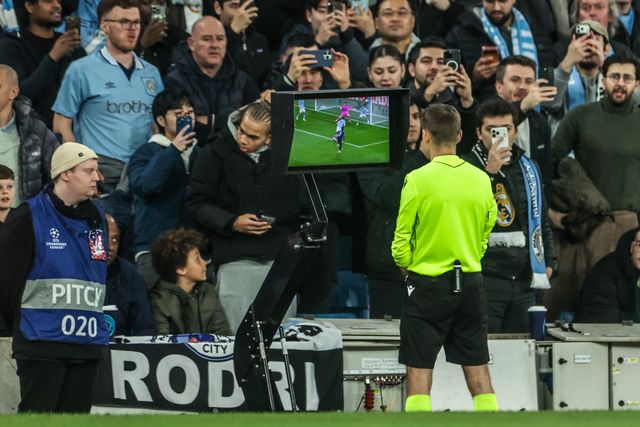 Referee Clement Turpin checks VAR for a penalty for Real Madrid during the UEFA Champions League last 16 second leg match Manchester City vs Real Madrid at The City of Manchester Stadium, Manchester, United Kingdom on 17 March 2026

(Photo by Mark Cosgrove/News Images)