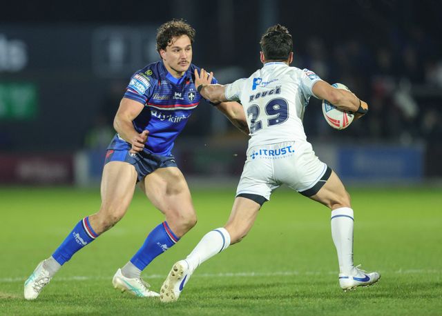 Cesar Rouge of Toulouse Olympique holds off Seth Nikotemo of Wakefield Trinity during the Betfred Super League Round 1 match Wakefield Trinity vs Toulouse Olympique at DIY Kitchens Stadium, Wakefield, United Kingdom on 14 February 2026

(Photo by Richard Bierton/News Images)