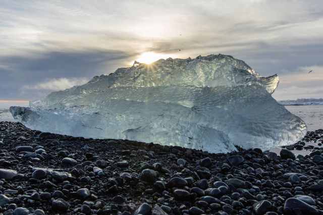 Small Iceberg's washed up on Diamond Beach that float down the river from JÃ¶kulsÃ¡rlÃ³n Glacial Lake , JÃ¶kulsÃ¡rlÃ³n, Iceland, 25th March 2025

(Photo by Alfie Cosgrove/News Images)