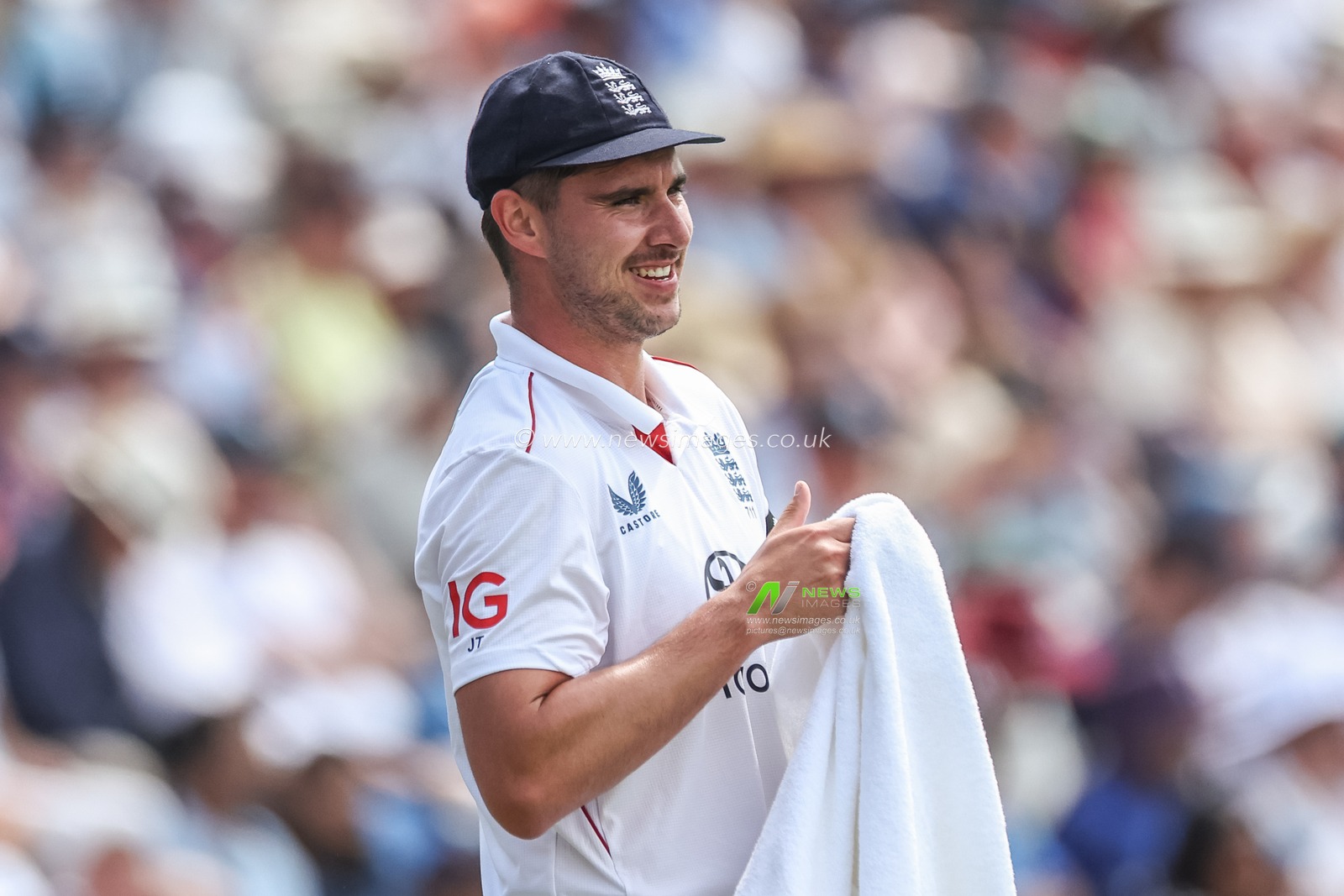 Josh Tongue of England wipes his hands during the 1st Rothesay Test Match Day 1 England vs India at Headingley Cricket Ground, Leeds, United Kingdom, 20th June 2025

(Photo by Mark Cosgrove/News Images)