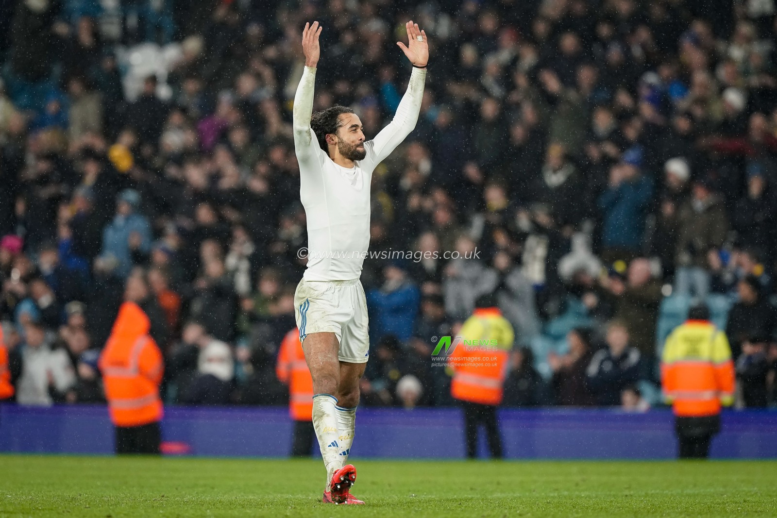 Dominic Calvert-Lewin of Leeds United celebrates hi team victory and applauds the fans during the Premier League match Leeds United vs Nottingham Forest at Elland Road, Leeds, United Kingdom on 06 February 2026

(Photo by Maynard Manyowa/News Images)