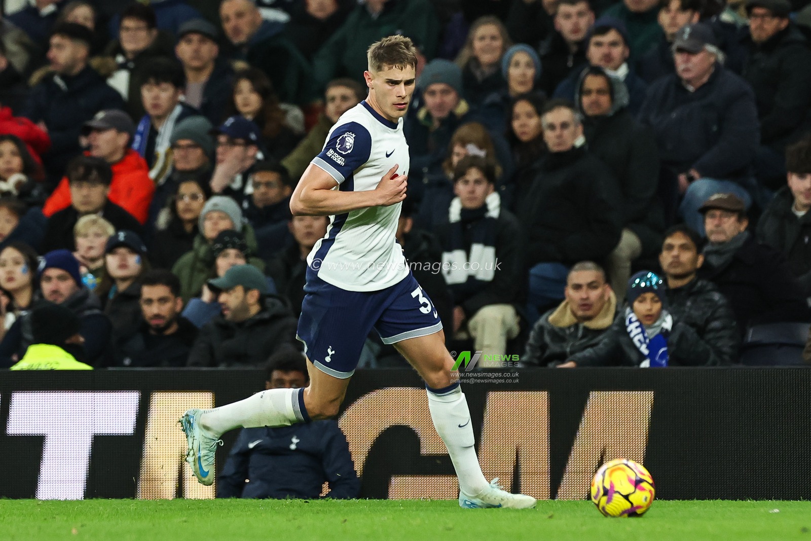 Micky van de Ven of Tottenham Hotspur makes a break with the ball during the Premier League match Tottenham Hotspur vs Chelsea at Tottenham Hotspur Stadium, London, United Kingdom, 8th December 2024

(Photo by Mark Cosgrove/News Images)
