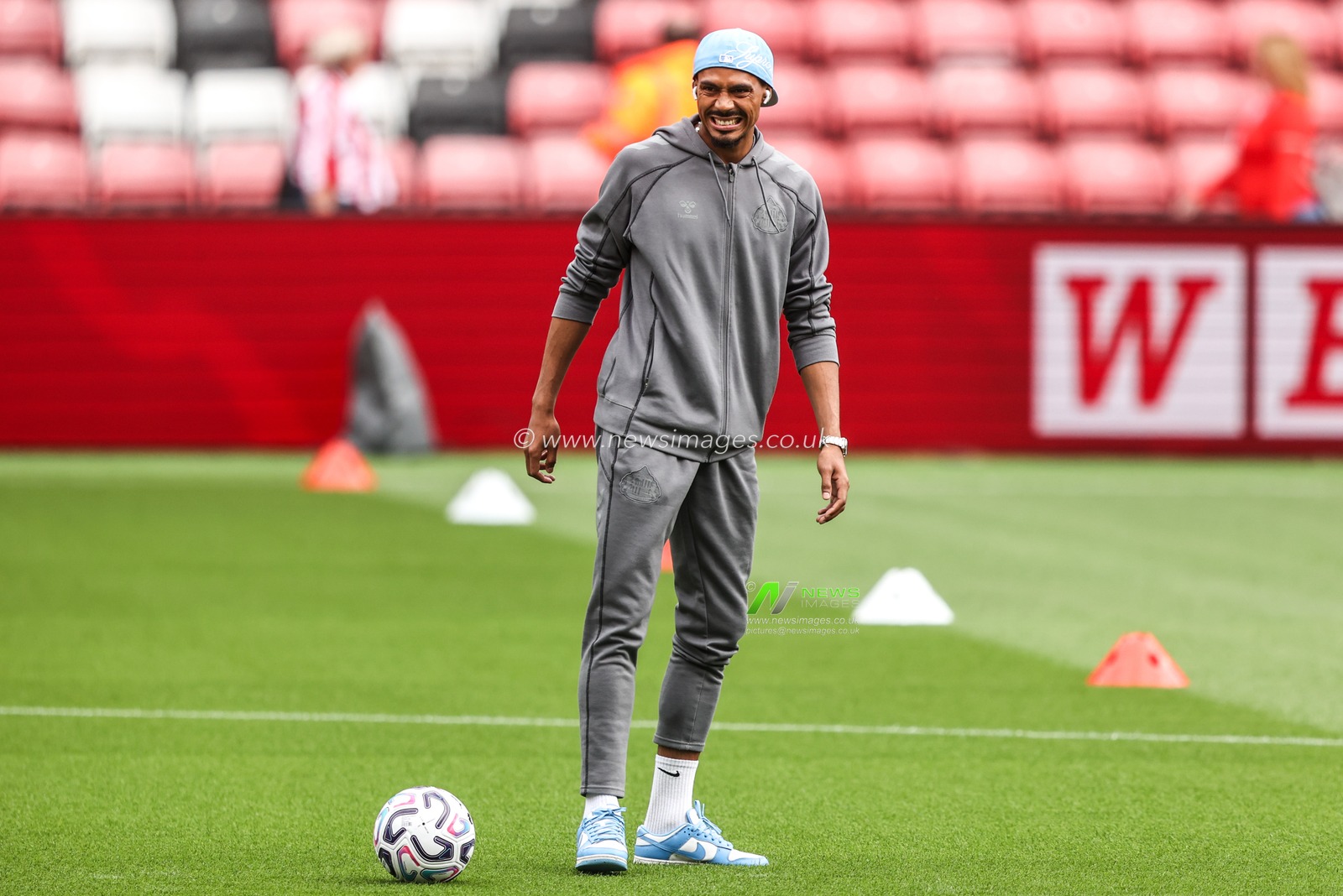 Wilson Isidor of Sunderland arrives during the Premier League match Sunderland vs Fulham at Stadium Of Light, Sunderland, United Kingdom on 30 August 2026

(Photo by Alfie Cosgrove/News Images)