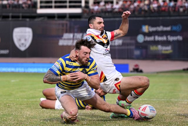 Matty Ashton of Warrington Wolves is challenged by Caleb Aekins of Bradford Bulls during the Betfred Super League round 22 match Bradford Bulls vs Warrington Wolves at Odsal Stadium, Bradford, United Kingdom on 08 August 2026

(Photo by Ben Roberts/News Images)