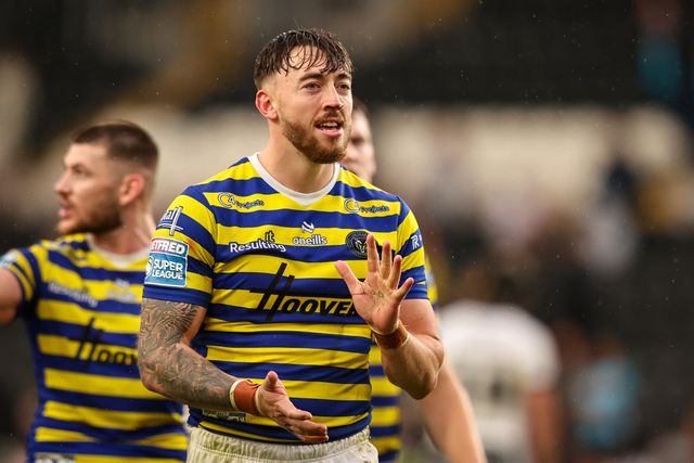 Warrington players applaud the fans a the final whistle during the Betfred Super League round 25 match Hull FC vs Warrington Wolves at MKM Stadium, Hull, United Kingdom on 29 August 2026

(Photo by Alfie Cosgrove/News Images)