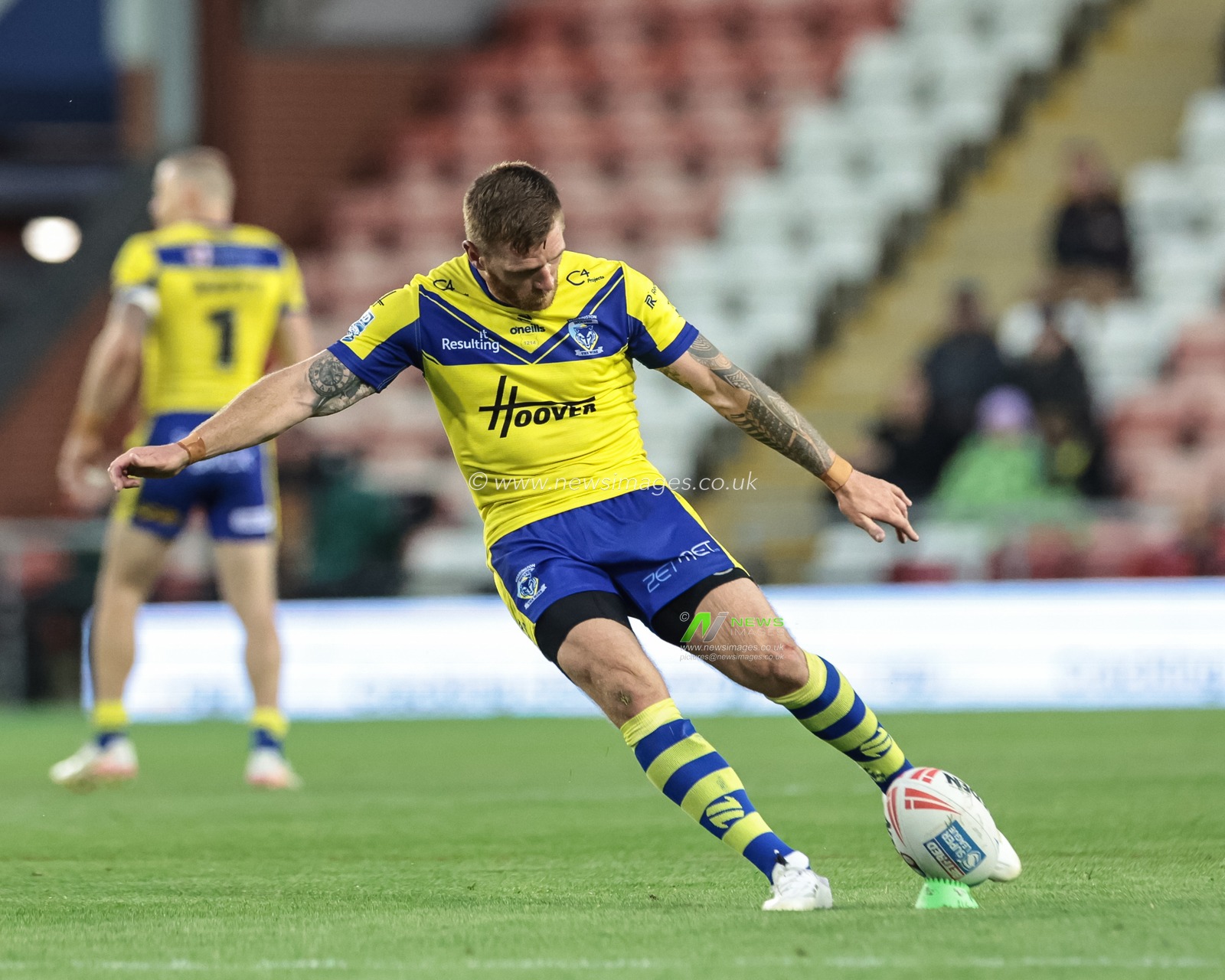Marc Sneyd of Warrington Wolves scores a penalty to make it 2-10 during the Betfred Super League Round 20 Leigh Leopards vs Warrington Wolves at Leigh Sports Village, Leigh, United Kingdom, 1st August 2025

(Photo by Mark Cosgrove/News Images)
