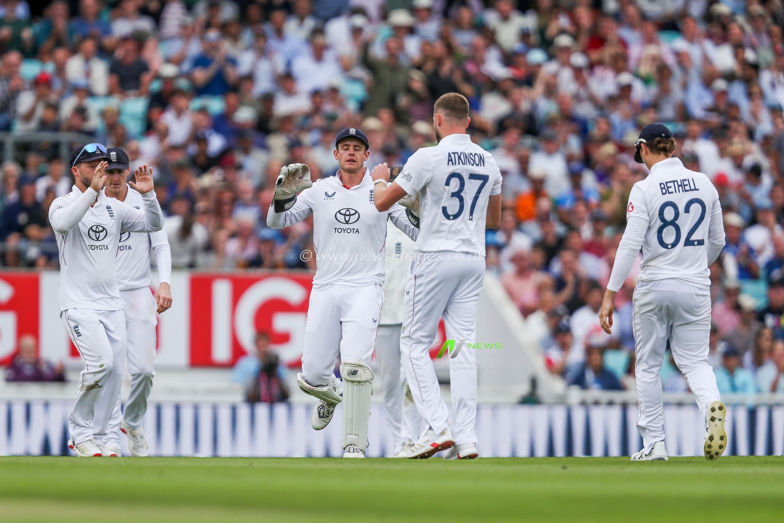Gus Atkinson of England celebrates with teammates after the dismissal of Karun Nair of India during the 5th Rothesay Test Match Day 3 England vs India at The Kia Oval, London, United Kingdom, 2nd August 2025

(Photo by Izzy Poles/News Images)