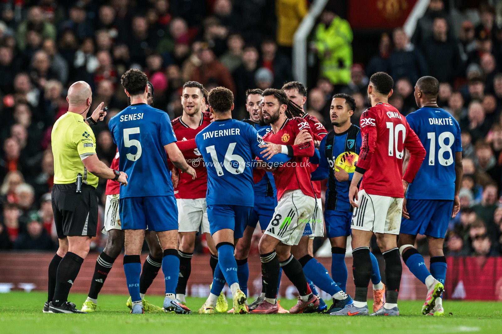 An altercation on the pitch between the players during the Premier League match Manchester United vs Bournemouth at Old Trafford, Manchester, United Kingdom, 15th December 2025

(Photo by Mark Cosgrove/News Images)

*** GER AUT SUI OUT ***