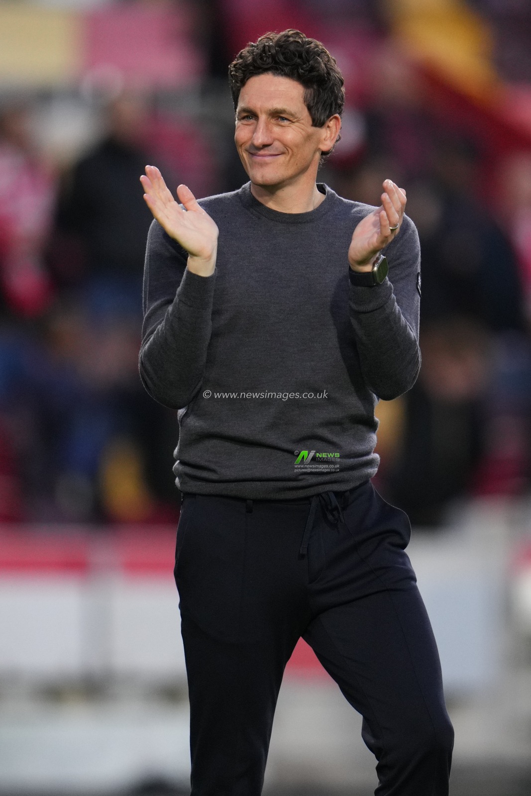 Keith Andrews manager of Brentford applauds home support during the Premier League match Brentford vs Newcastle United at The Gtech Community Stadium, London, United Kingdom, 9th November 2025

(Photo by Harvey Murphy/News Images)

*** GER AUT SUI OUT ***
