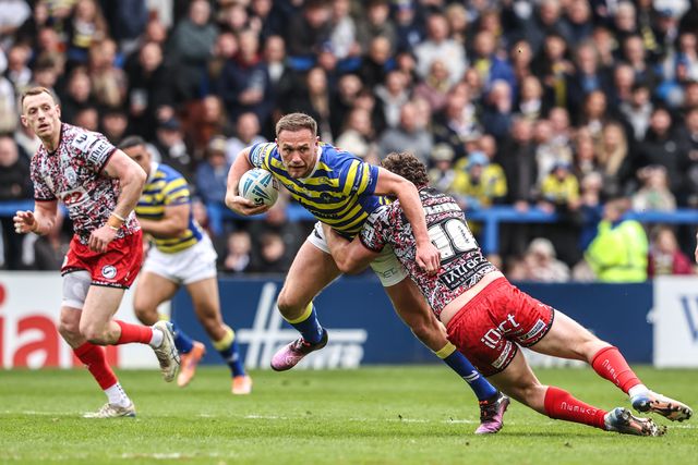 Ben Currie of Warrington Wolves is tackled by Robbie Mulhern of Leigh Leopards during the Betfred Super League round 7 match Warrington Wolves vs Leigh Leopards at The Halliwell Jones Stadium, Warrington, United Kingdom on 04 April 2026

(Photo by Alfie Cosgrove/News Images)