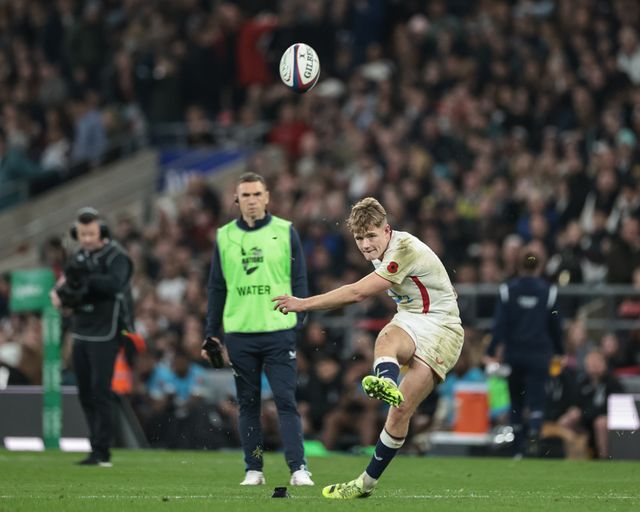 Fin Smith of England converts for a goal during the Quilter Nations Series 2025 match England vs Fiji at Allianz Stadium, Twickenham, United Kingdom, 8th November 2025

(Photo by Mark Cosgrove/News Images)

*** GER AUT SUI OUT ***