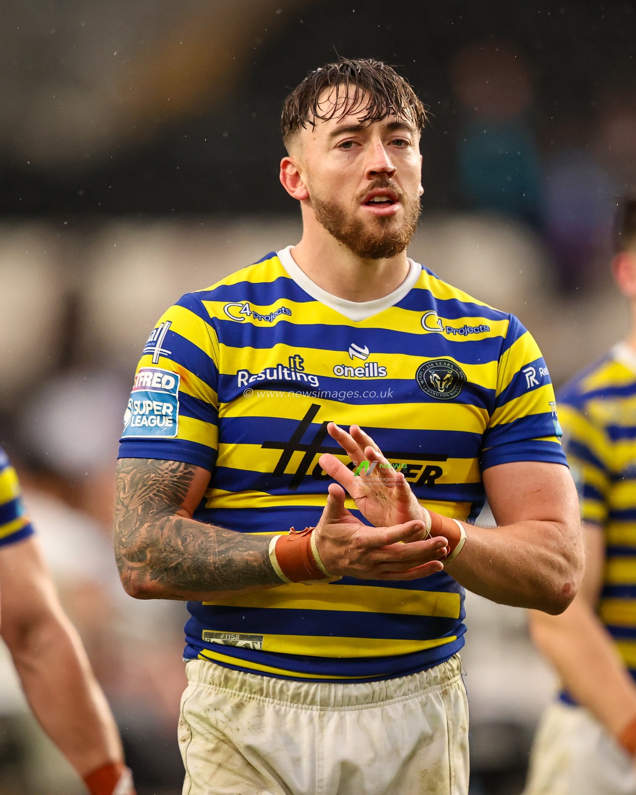 Warrington players applaud the fans a the final whistle during the Betfred Super League round 25 match Hull FC vs Warrington Wolves at MKM Stadium, Hull, United Kingdom on 29 August 2026

(Photo by Alfie Cosgrove/News Images)
