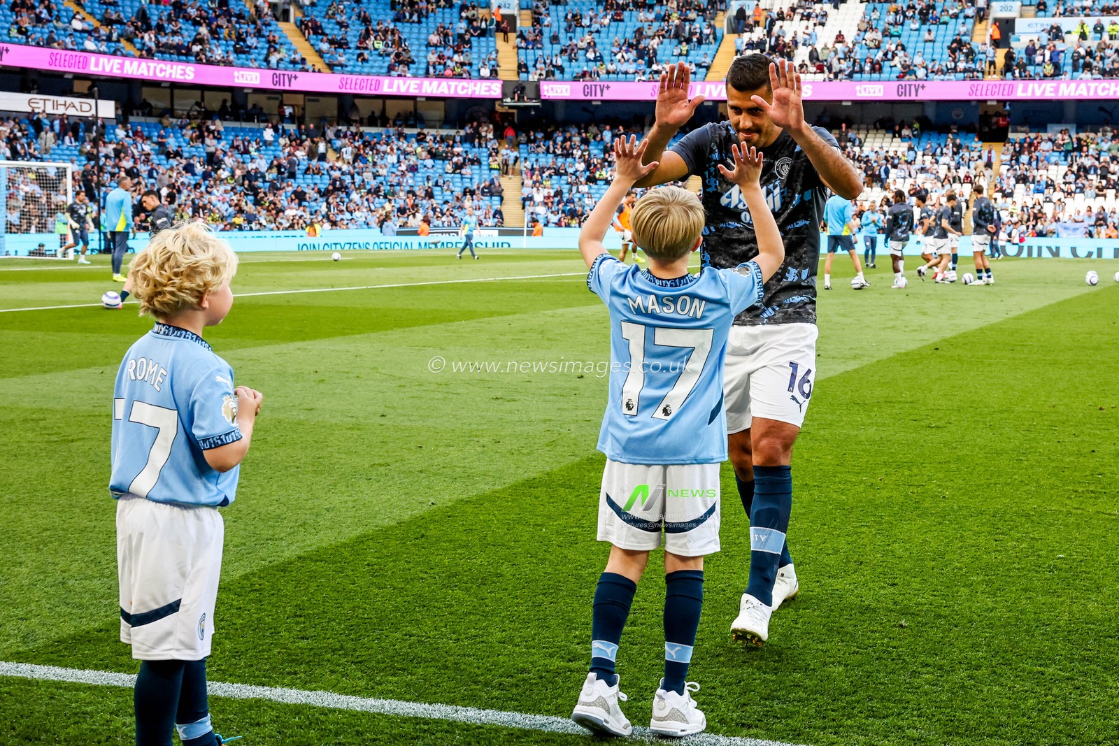 Rodrigo of Manchester City speaks to Kevin De Bruyneâ€™s children prior to the Premier League match Manchester City vs Bournemouth at Etihad Stadium, Manchester, United Kingdom, 20th May 2025

(Photo by Mark Cosgrove/News Images)