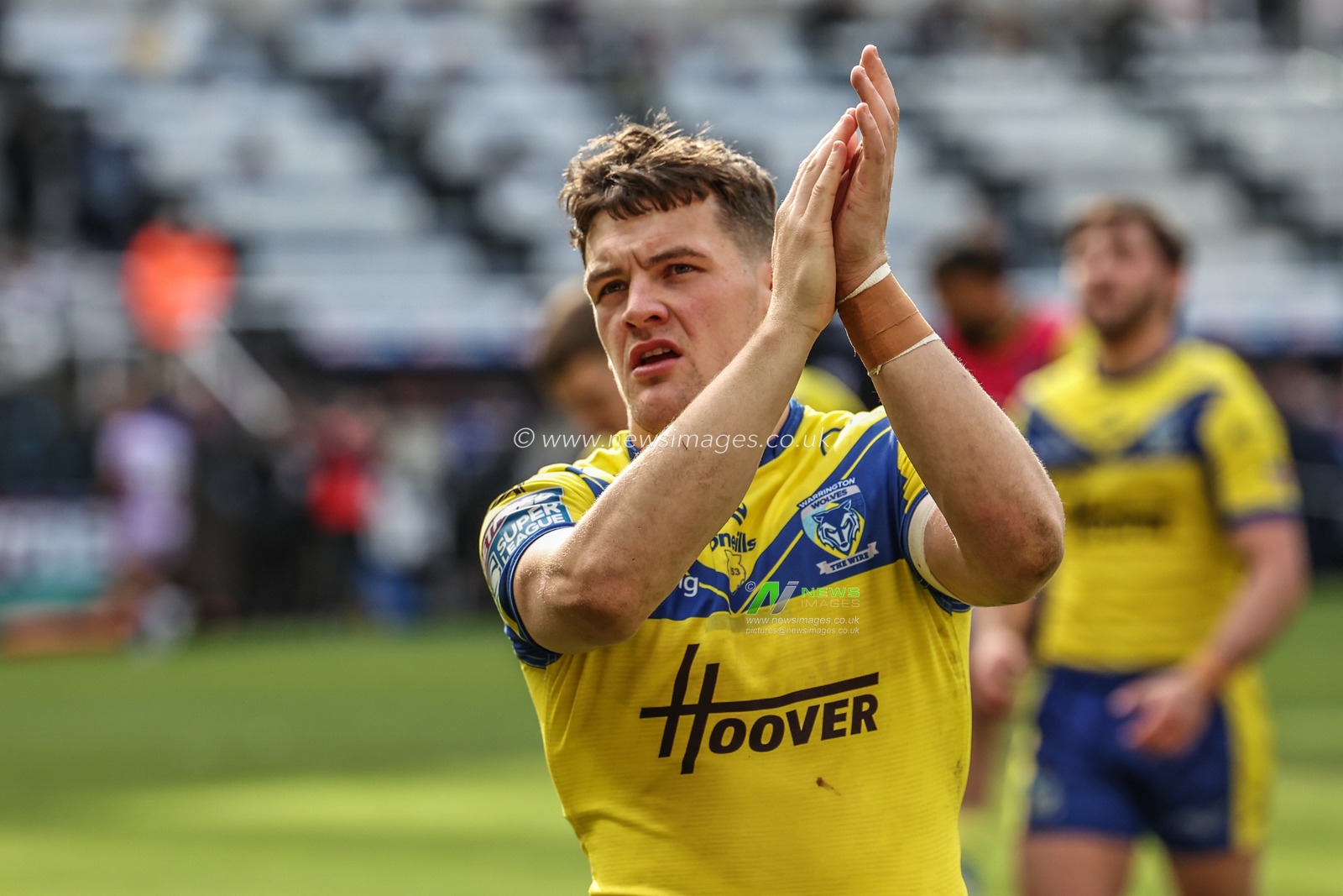 Josh Thewlis of Warrington Wolves applauds the fans after the game during the Betfred Magic Weekend 2025 match Wigan Warriors vs Warrington Wolves at St. James's Park, Newcastle, United Kingdom, 4th May 2025

(Photo by Mark Cosgrove/News Images)