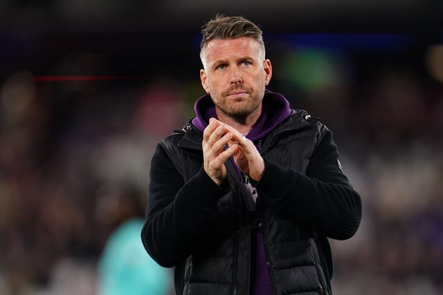 Rob Edwards manager of Wolverhampton Wanderers at full time applauds away support during the Premier League match West Ham United vs Wolverhampton Wanderers at London Stadium, London, United Kingdom on 10 April 2026

(Photo by Harvey Murphy/News Images)