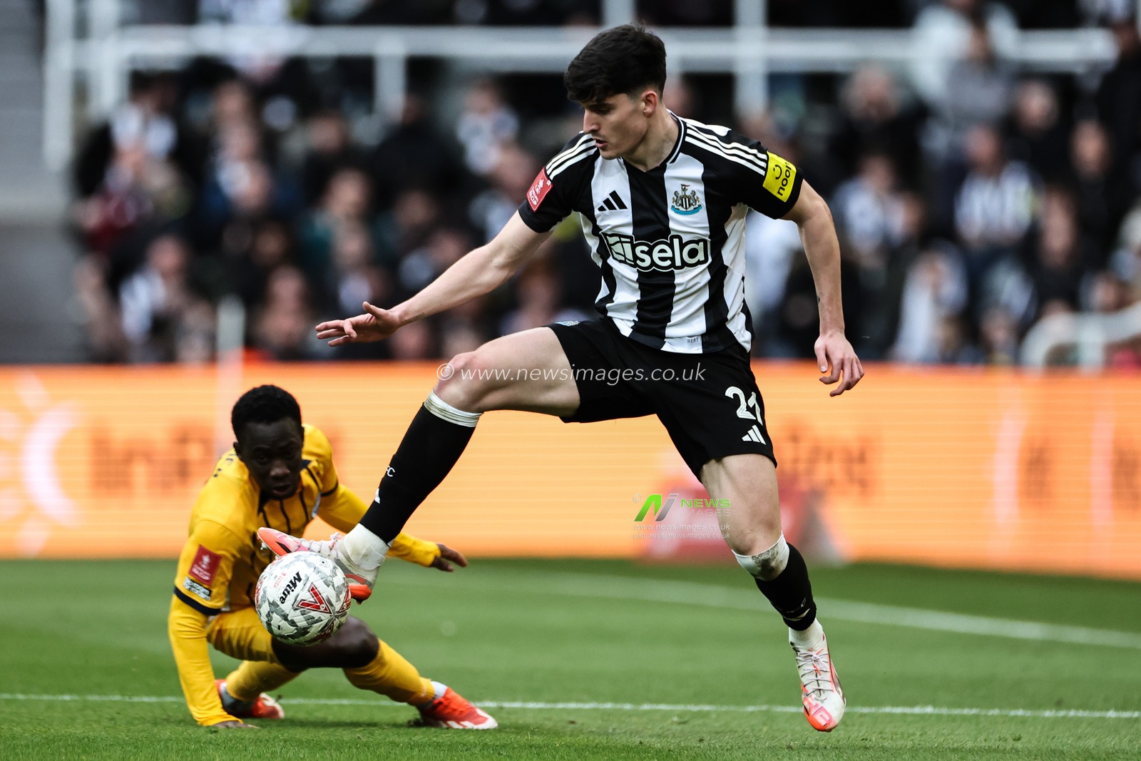 Tino Livramento of Newcastle United controls the ball during the Emirates FA Cup 5th Round Newcastle United vs Brighton and Hove Albion at St. James's Park, Newcastle, United Kingdom, 2nd March 2025

(Photo by Mark Cosgrove/News Images)