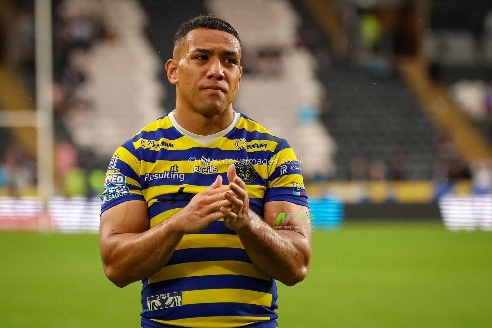 Albert Hopoate of Warrington Wolves applauds the fans during the Betfred Super League round 25 match Hull FC vs Warrington Wolves at MKM Stadium, Hull, United Kingdom on 29 August 2026

(Photo by Alfie Cosgrove/News Images)