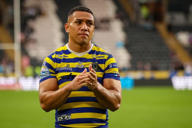 Albert Hopoate of Warrington Wolves applauds the fans during the Betfred Super League round 25 match Hull FC vs Warrington Wolves at MKM Stadium, Hull, United Kingdom on 29 August 2026

(Photo by Alfie Cosgrove/News Images)
