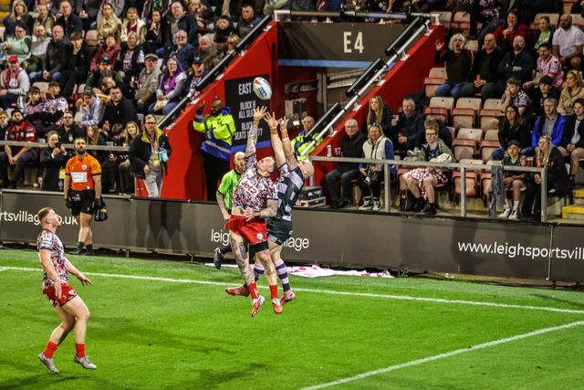 Adam Swift of Huddersfield Giants jumps up to win the high ball during the Betfred Super League round 9 match Leigh Leopards vs Huddersfield Giants at Leigh Sports Village, Leigh, United Kingdom on 23 April 2026

(Photo by Alfie Cosgrove/News Images)