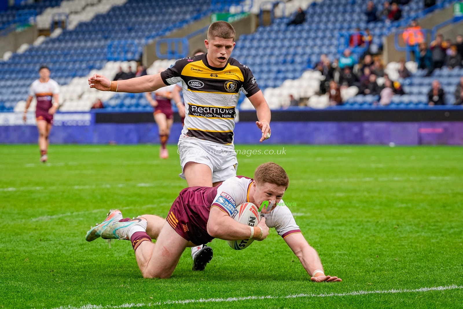 Zac Woolford of Huddersfield Giants goes over for a try during the Betfred Super League round 7 match Huddersfield Giants vs York Knights at Accu Stadium, Huddersfield, United Kingdom on 04 April 2026

(Photo by Maynard Manyowa/News Images)