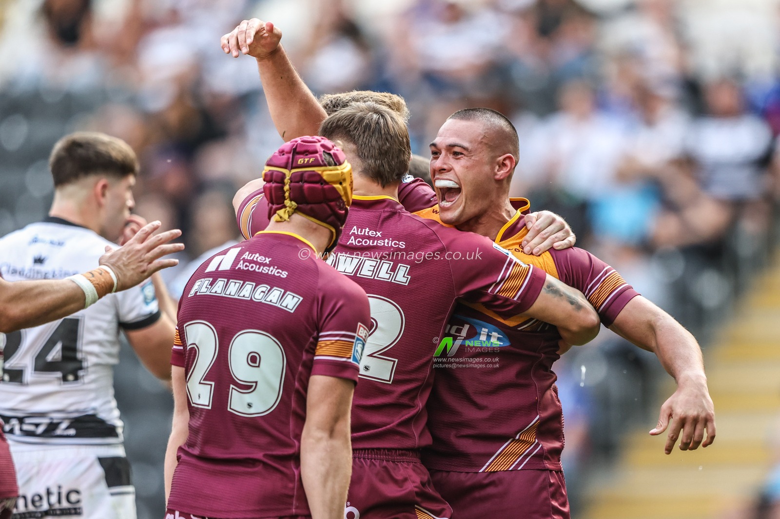 Tui Lolohea of Huddersfield Giants celebrates his try during the Betfred Super League round 20 match Hull FC vs Huddersfield Giants at MKM Stadium, Hull, United Kingdom, 26th July 2025

(Photo by Alfie Cosgrove/News Images)