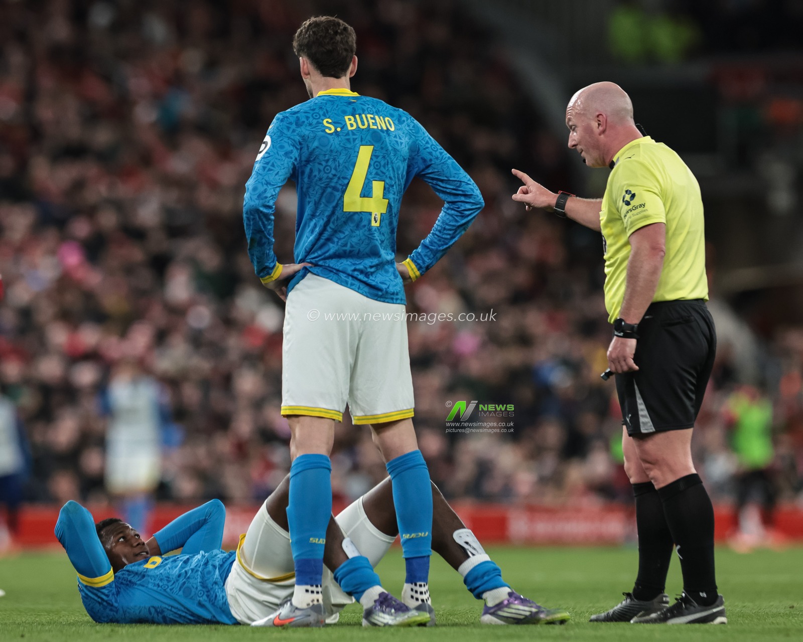 Yerson Mosquera of Wolverhampton Wanderers looks for treatment but Referee Simon Hooper points to the bench as hes snubbed off during the Premier League match Liverpool vs Wolverhampton Wanderers at Anfield, Liverpool, United Kingdom, 27th December 2025

(Photo by Mark Cosgrove/News Images)

*** GER AUT SUI OUT ***