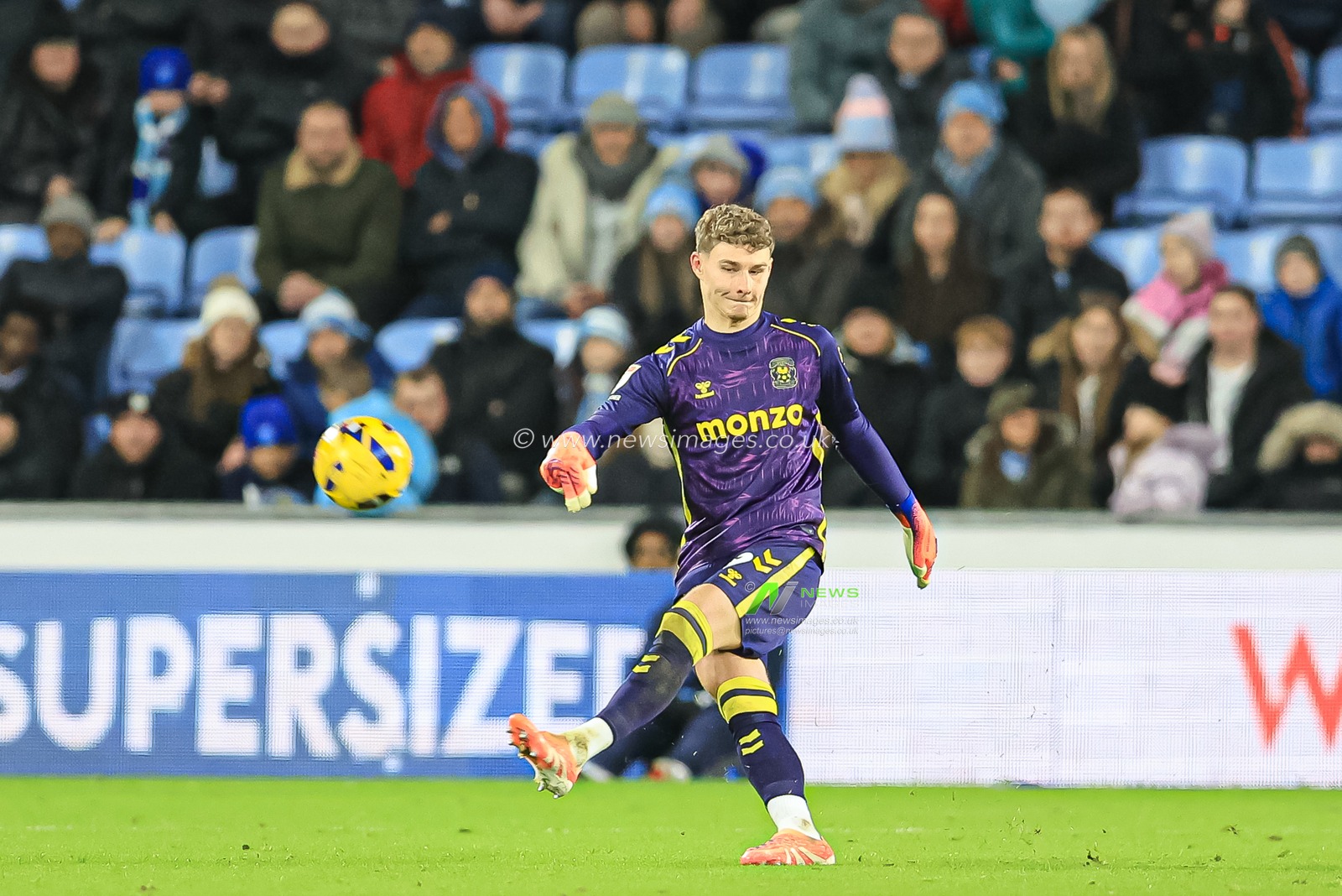 Coventry City goalkeeper Carl Rushworth during the Sky Bet Championship match Coventry City vs Ipswich Town at Coventry Building Society Arena, Coventry, United Kingdom, 29th December 2025

(Photo by Euan Manning/News Images)

*** GER AUT SUI OUT ***