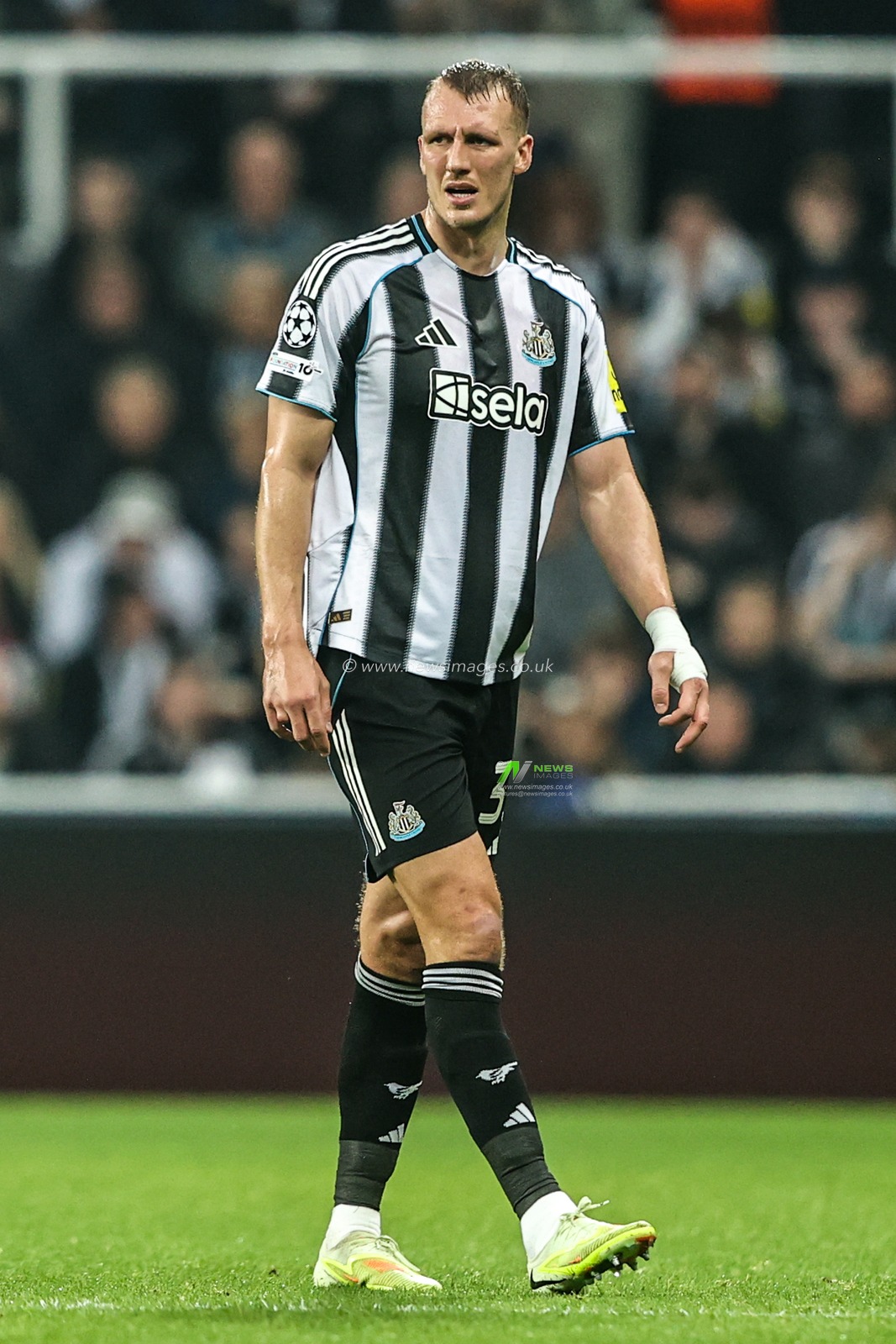 Dan Burn of Newcastle United during the UEFA Champions League Matchday 4 of 8 Newcastle United vs Athletic Club at St. James's Park, Newcastle, United Kingdom, 5th November 2025

(Photo by Alfie Cosgrove/News Images)

*** GER AUT SUI OUT ***