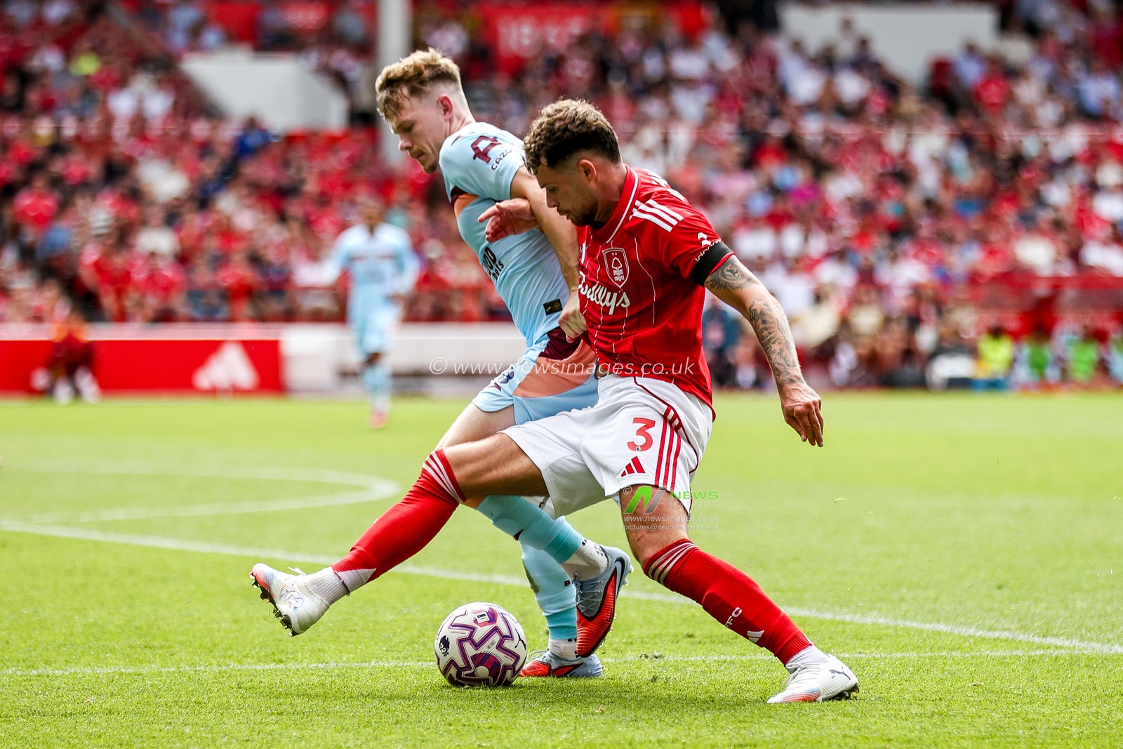 Keane Lewis-Potter of Brentford battles for the ball with Neco Williams of Nottingham Forest during the Premier League match Nottingham Forest vs Brentford at City Ground, Nottingham, United Kingdom, 17th August 2025

(Photo by Alfie Cosgrove/News Images)